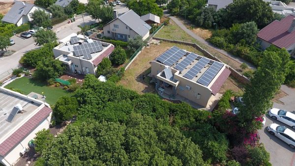 Panneaux solaires sur toit de maison